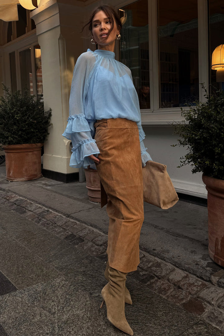 caption_Model wears Suede Jaspre Skirt in UK size 6/ US 2